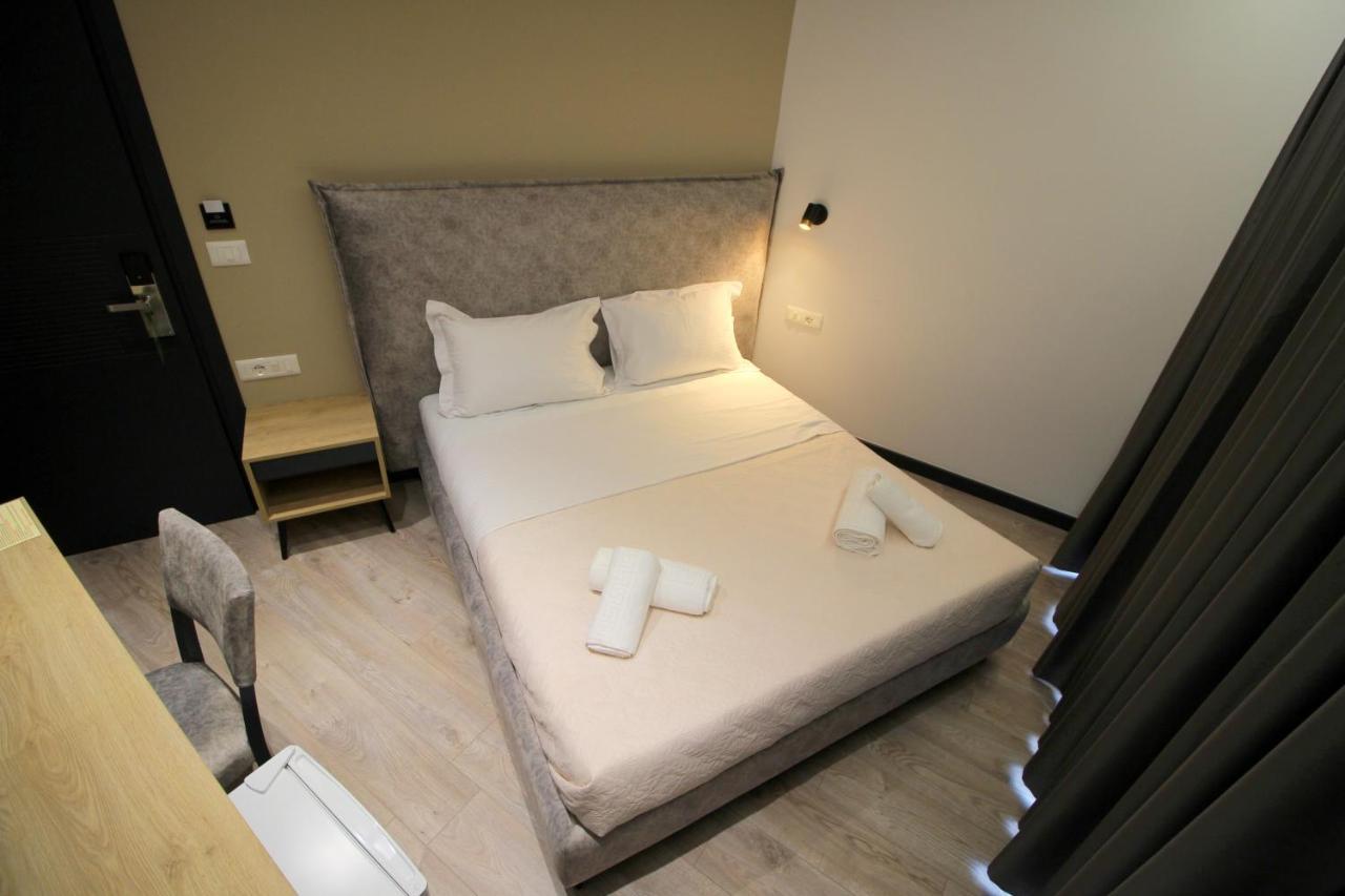 F&J Hotel Саранда Экстерьер фото