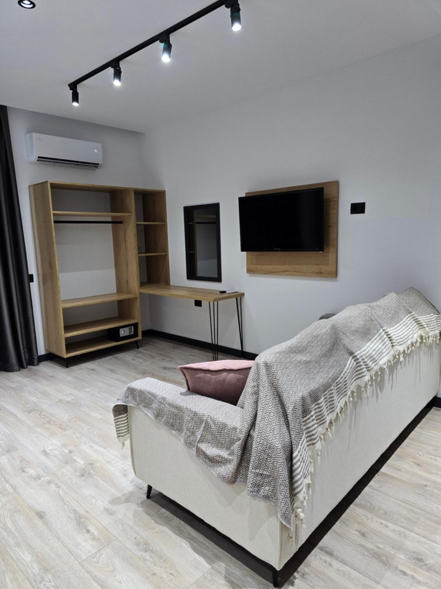 F&J Hotel Саранда Экстерьер фото